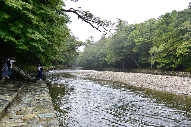 伊勢神宮・内宮の五十鈴川の禊