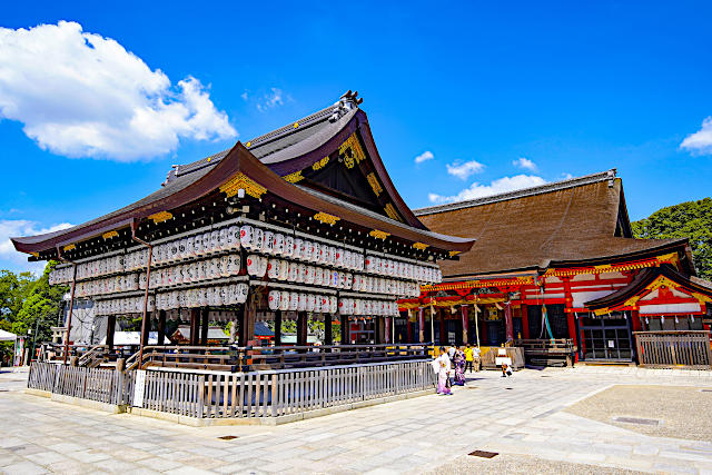 八坂神社・舞殿と本殿